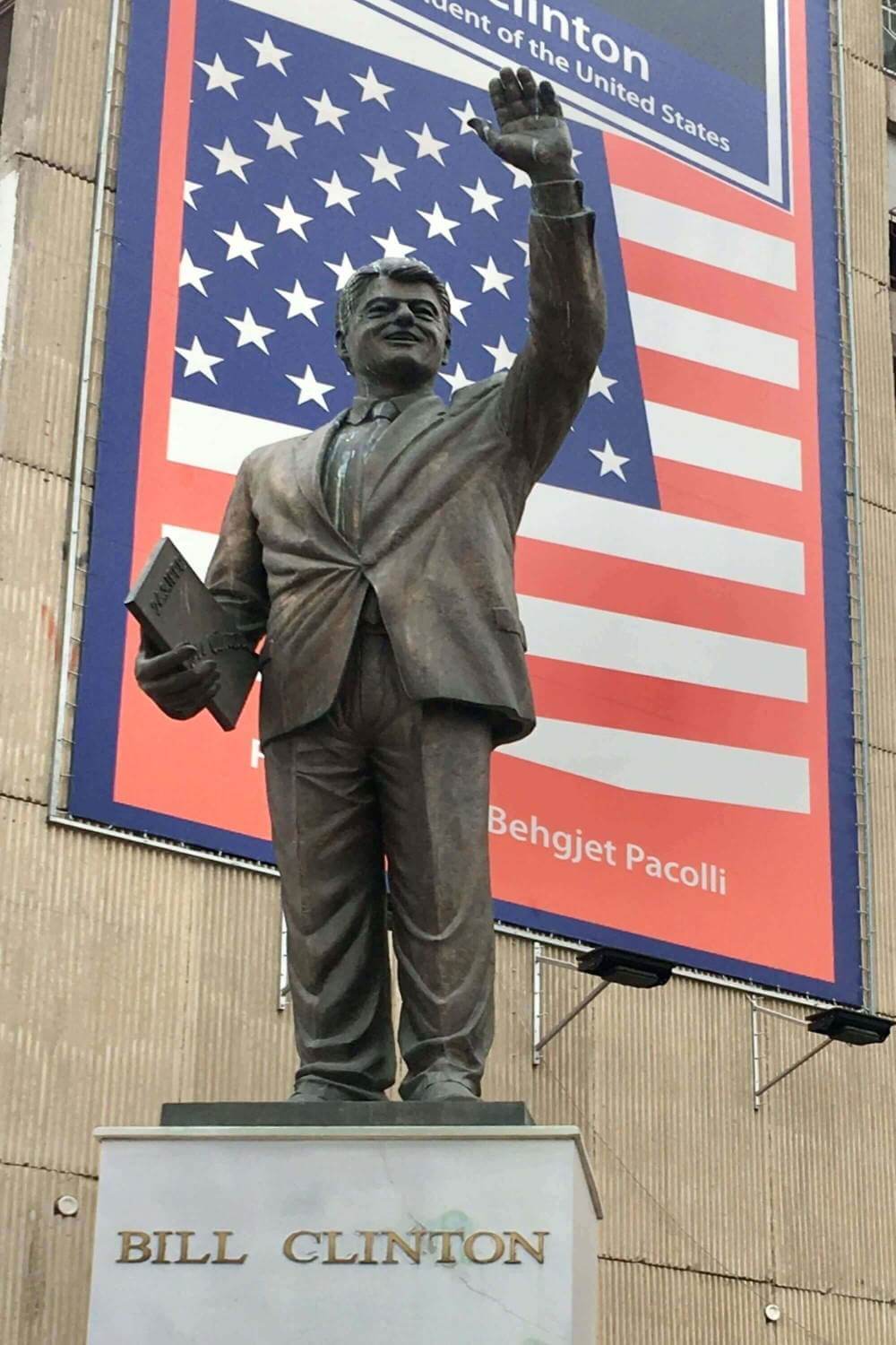 bill clinton statue