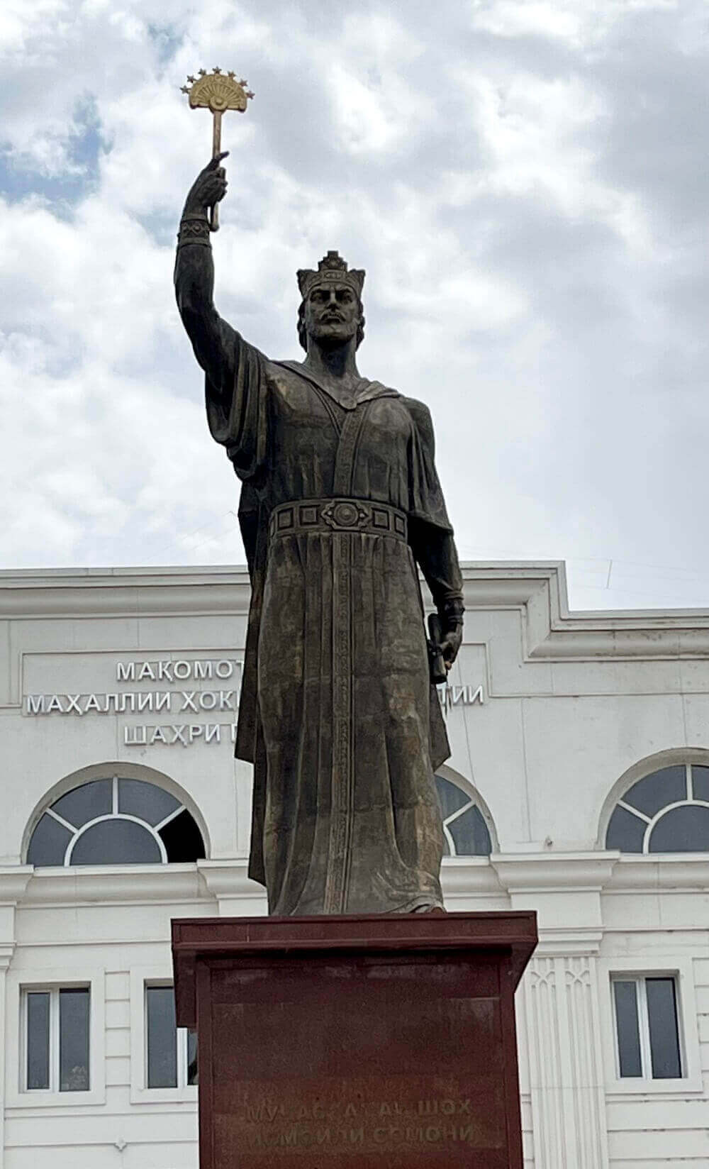 ismail somoni statue in panjakent